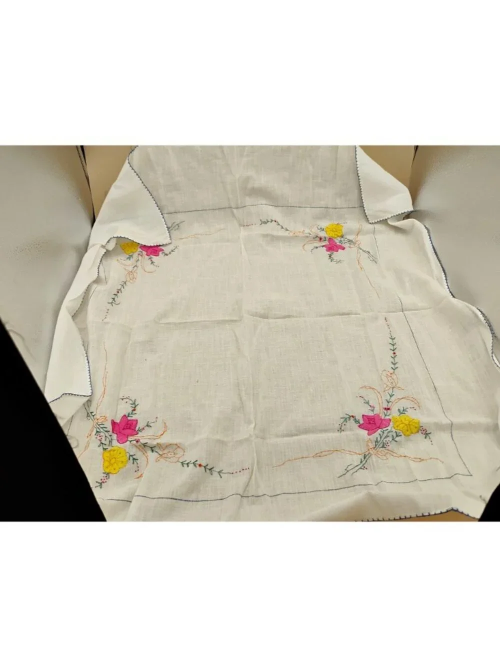 Vtg 1950s Hand-Embroidered Linen Tablecloth Floral 30